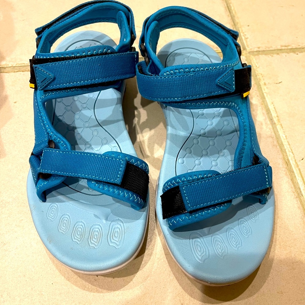 Gently Used, Like New hiking shoes from DreamPairs